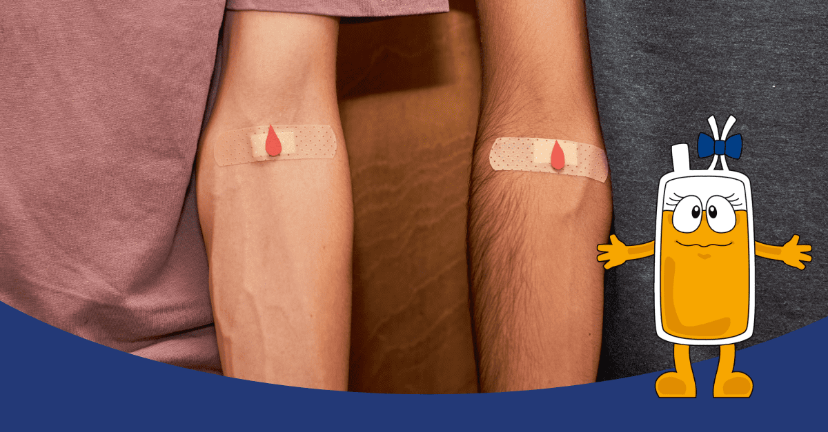Két ember karja, mindkettőn sebtapasz vércsepp szimbólummal a vérplazma adás után.